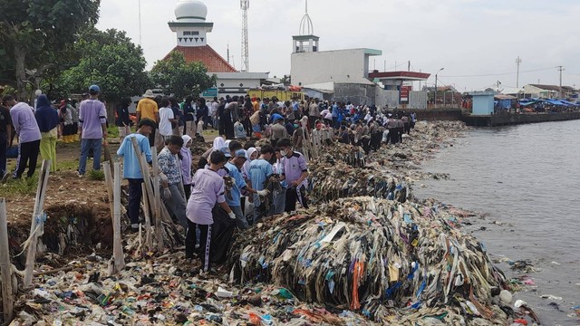 Aksi bersih-bersih Pantai Teluk di Desa Teluk, Kecamatan Labuan, Kabupaten Pandeglang, Banten pada Rabu (24/4/2024). Foto: kumparan