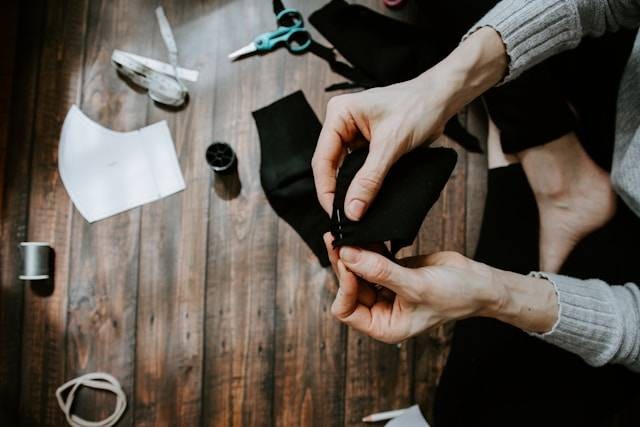 Ilustrasi Membuat Jahitan Tangan yang Halus. Foto: dok. Unsplash/Kelly Sikkema