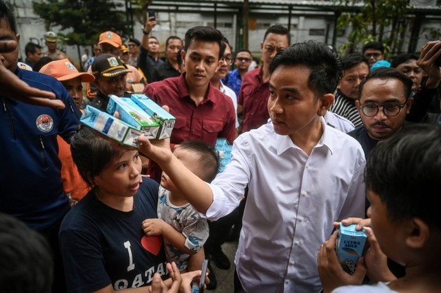 Wapres terpilih Gibran Rakabuming Raka membagikan susu gratis kepada warga di Rusun Muara Baru, Jakarta Utara, Rabu (24/4/2024). Foto: Erlangga Bregas Prakoso/ANTARA FOTO