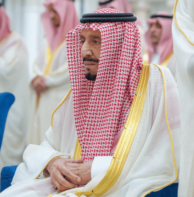 Raja Salman salat Idul Fitri sambil duduk di Istana Salam, Jeddah, pada 10 April 2024 Foto: X/@makkahregion