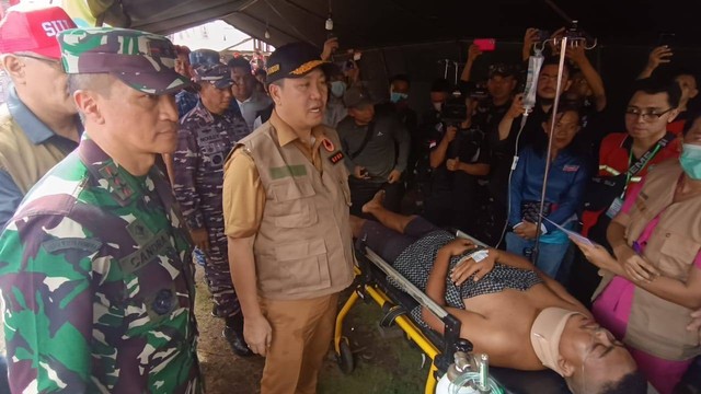 Wakil Gubernur Sulawesi Utara, Steven Kandouw, saat mengunjungi korban erupsi Gunung Ruang di Kabupaten SItaro.