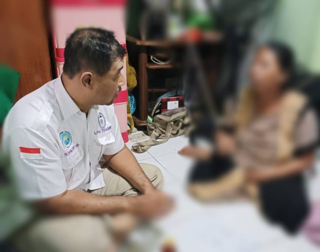 Ketua Komnas Perlindungan Anak Kota Surabaya Syaiful Bachri saat berbincang dengan nenek korban. Foto: Dok. Komnas PA Kota Surabaya