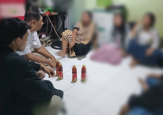 Komnas PA Kota Surabaya saat melakukan kunjungan kepada korban kekerasan seksual ayah tirinya. Foto: Dok. Komnas PA Kota Surabaya
