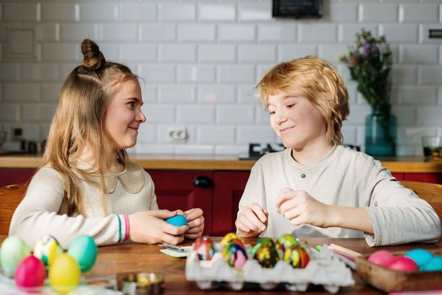 Gambar bagaimana cara menghargai perbedaan hobi dengan adik. Sumber: pexels.com