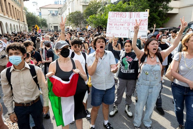 Aksi unjuk rasa bela Palestina oleh mahasiswa dan mahasiswi di Universitas Texas, Amerika, Rabu (24/4/2024). Foto: Nuri Vallbona/REUTERS