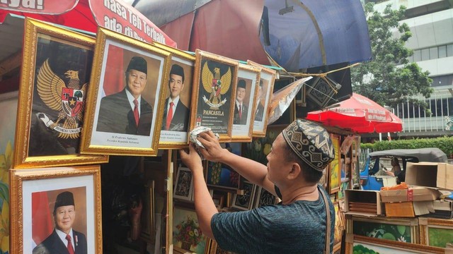 Foto yang memuat gambar Prabowo dan Gibran mulai dijajakan di Jalan Pasar Baru, Jakarta Pusat, pada Kamis (25/4).  Foto: Rachmadi Rasyad/kumparan