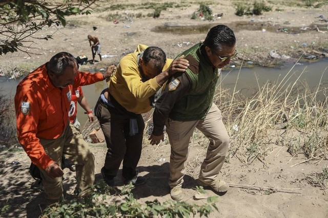 Imigran dari berbagai negara berjalan menuju perbatasan Meksiko dan Amerika di Ciudad Juarez, Chihuahua, Meksiko, Rabu (24/4/2024). Foto: Herika Martinez/AFP