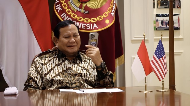 Prabowo Subianto terima telepon dari Menteri Pertahanan Amerika Serikat. Foto: Dok. Kementerian Pertahanan