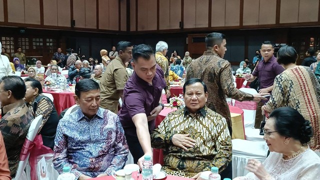 Presiden terpilih, Prabowo Subianto menghadiri acara ulang tahun ke-87 Siti Hardjanti di Gedung Pewayangan, TMII, Jakarta Timur, Kamis (25/4). Foto: Zamachsyari/kumparan