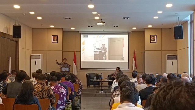 Wakil Presiden RI ke-10 dan 12, Jusuf Kalla memberikan paparan mengenai konflik di Fakultas Ilmu Sosial dan Ilmu Politik, Universitas Indonesia, Kamis (25/4).  Foto: Fadlan Nuril Fahmi/kumparan