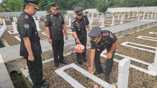 Tommi Hendri, Kalapas Subang menabur bunga di salah satu Makam Pahlawan di Taman Makam Pahlawan Cidongkol - Subang