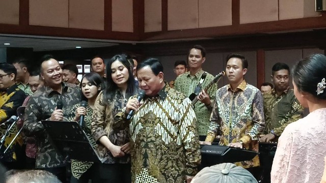 Momen Presiden Terpilih RI, Prabowo Subianto, menyanyi lagu "Pertemuan" di acara ulang tahun ke-87 Siti Hardjanti di Gedung Pewayangan, TMII, Jakarta Timur, Kamis (25/4/2024).  Foto: Zamachsyari/kumparan