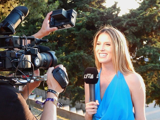 https://pixabay.com/photos/reporter-camera-journalist-media-852096/