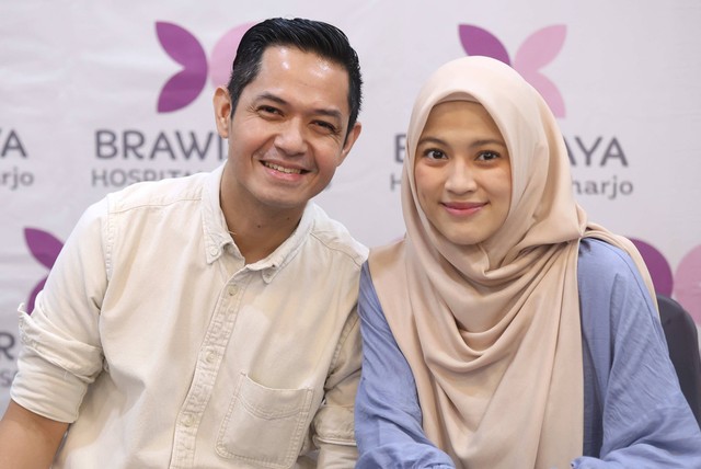 Pasangan Dude Herlino dan Alyssa Soebandono saat konferensi pers anak ketiga di rumah sakit Brawijaya, Tebet, Jakarta, Kamis, (25/4/2024).  Foto: Agus Apriyanto