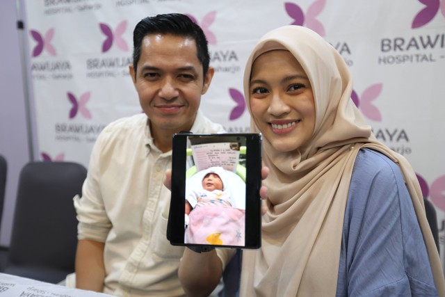 Pasangan Dude Herlino dan Alyssa Soebandono saat konferensi pers anak ketiga di rumah sakit Brawijaya, Tebet, Jakarta, Kamis, (25/4/2024).  Foto: Agus Apriyanto