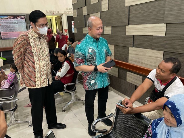 Direktur TI BPJS Kesehatan, Edwin Aristiawan, saat berbincang dengan salah satu peserta yang berobat menggunakan layanan antrean online. (ist)