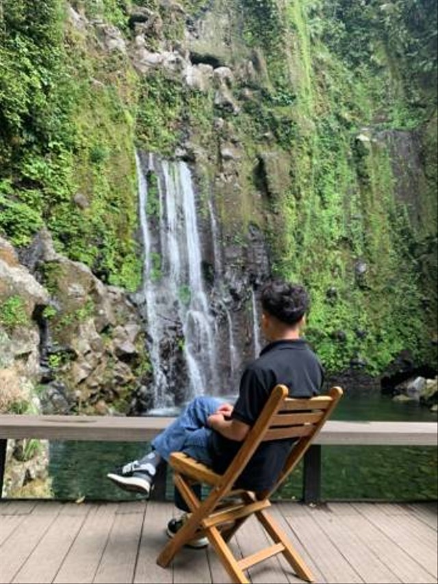 Dokumen Pribadi: Seorang wisatawan yang sedang menikmati Curug Tirta Sela