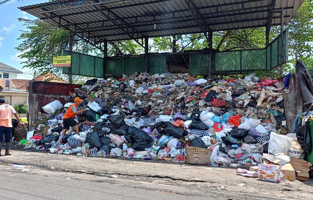 Penumpukan sampah di salah satu TPS di Jogja. Foto: M Wulan