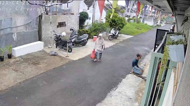 Rekaman CCTV perempuan yang meminta-minta dengan cara memaksa di wilayah Desa Nagrak, Kecamatan Cianjur, Kabupaten Cianjur. Foto: Dok. Istimewa