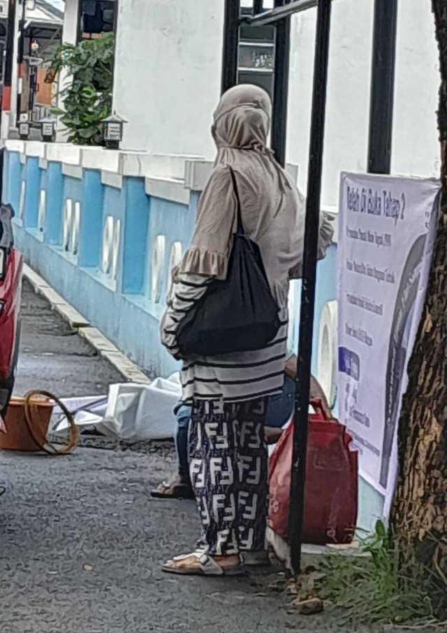 Aksi perempuan paruh baya yang mengemis di sejumlah tempat itu terekam kamera warga dan videonya viral di media sosial. Foto: Dok. Istimewa