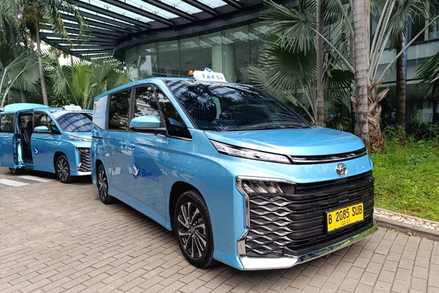 PT Blue Bird Tbk resmi meluncurkan Lifecare Taxi pakai unit Toyota Voxy yang dimodifikasi untuk memudahkan konsumen difabel dan memiliki kebutuhan khusus.  Foto: Fitra Andrianto/kumparan