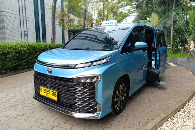 PT Blue Bird Tbk resmi meluncurkan Lifecare Taxi pakai unit Toyota Voxy yang dimodifikasi untuk memudahkan konsumen difabel dan memiliki kebutuhan khusus.  Foto: Fitra Andrianto/kumparan