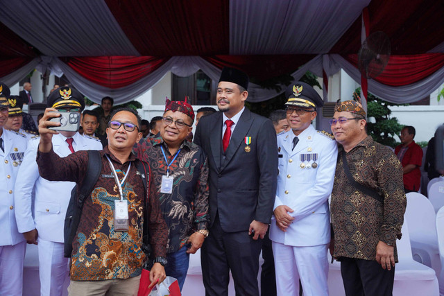 Wali Kota Medan Bobby Nasution saat menerima Anugerah Tanda Kehormatan Satyalancana Karya Bhakti Praja Nugraha di Balai Kota Surabaya pada Kamis (25/4/2024) Foto: Dok. Pemko Medan