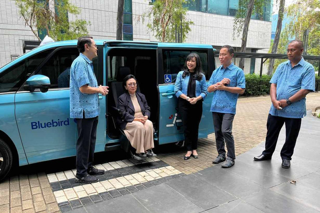 PT Blue Bird Tbk resmi meluncurkan Lifecare Taxi pakai unit Toyota Voxy yang dimodifikasi untuk memudahkan konsumen difabel dan memiliki kebutuhan khusus. Foto: Fitra Andrianto/kumparan