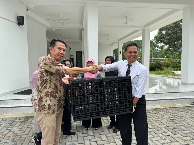 Universitas Mercu Buana (UMB), Kamis (25/4) pagi menyerahkan sumbangan dua Sumur Resapan (SR) di halaman Masjid At Tabayyun, kompleks perumahan Taman Villa Meruya, Jakarta Barat.