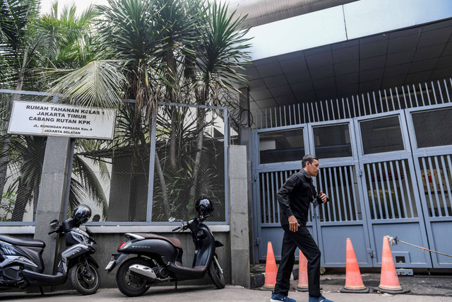 Petugas berjalan di depan Rumah Tahanan Kelas 1 Jakarta Timur Cabang Rutan KPK, Jakarta, Kamis (25/4/2024).  Foto: Hafidz Mubarak A/ANTARA FOTO