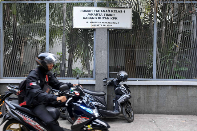 Warga melintas di depan Rumah Tahanan Kelas 1 Jakarta Timur Cabang Rutan KPK, Jakarta, Kamis (25/4/2024). Foto: Hafidz Mubarak A/ANTARA FOTO