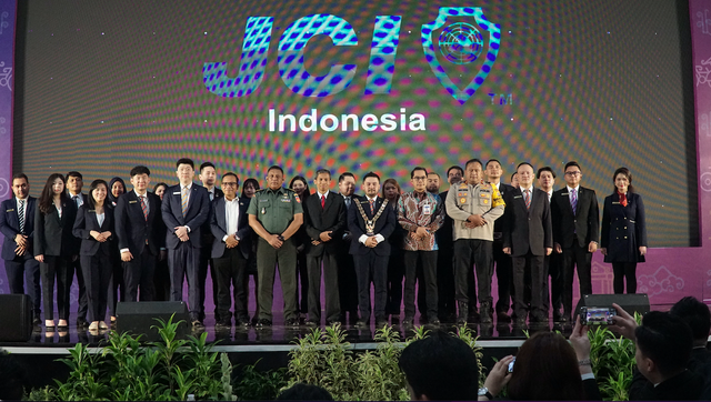 JCI Indonesia dan delegasi dari 16 negara berfoto bersama saat pembukaan IBSE 2024. Foto: Dok. JCI Indonesia