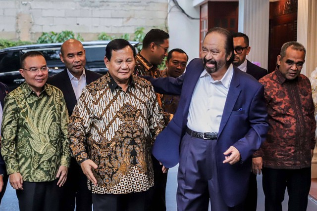 Presiden terpilih Prabowo Subianto bersama Ketua Umum Partai Nasdem Surya Paloh memberikan keterangan usai pertemuan di Kediaman Prabowo Subianto di Kertanegara, Jakarta Selatan, Kamis (25/4/2024).  Foto: Jamal Ramadhan/kumparan