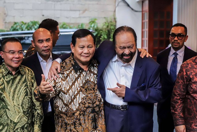 Presiden terpilih Prabowo Subianto bersama Ketua Umum Partai Nasdem Surya Paloh, Kamis (25/4/2024). Foto: Jamal Ramadhan/kumparan