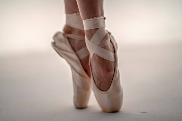 Ilustrasi Latihan Posisi En Pointe dalam Balet. Foto: dok. Unsplash/Nihal Demirci Erenay