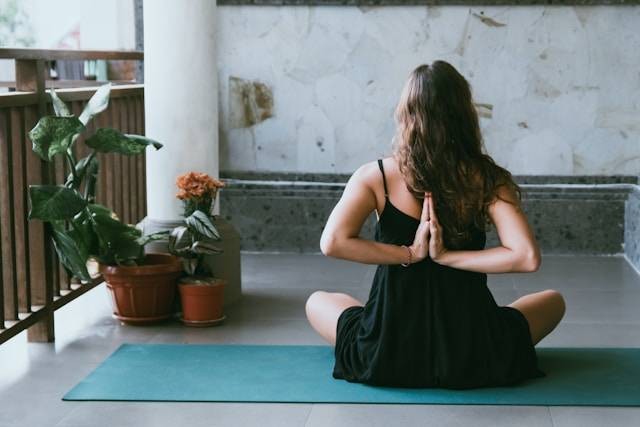 Ilustrasi Meditasi Yoga untuk Pengendalian Emosi. Foto: dok, Unsplash/Avrielle Suleiman