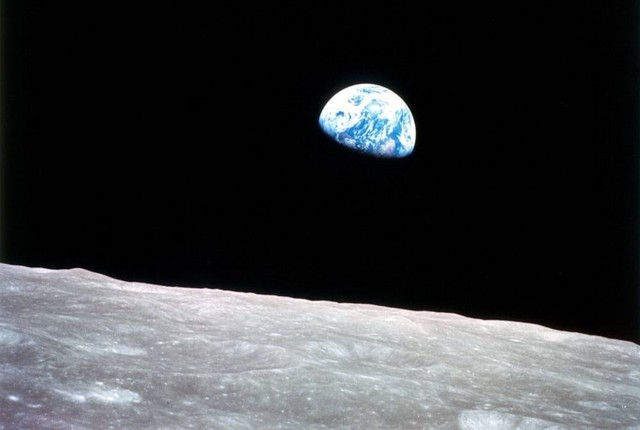 Ilustrasi Pergerakan Bulan Mengelilingi Bumi.  Sumber Unsplash/The New York Public Library