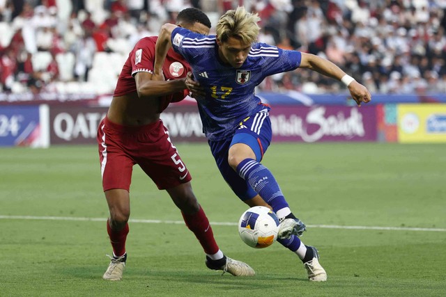 Gelandang Jepang Kuryu Matsuki ditandai oleh bek Qatar Al-Hashmi Al-Hussain selama pertandingan perempat final Piala Asia U23 AFC Qatar 2024 antara Qatar dan Jepang di Stadion Jassim Bin Hamad di Doha (25/4/2024) Foto: Karim Jaafar / AFP