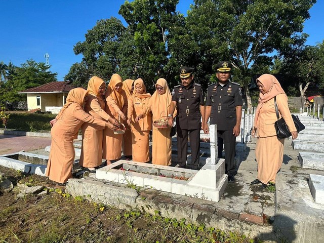 Ziarah ke Taman Makam Pahlawan, Lapas Polewali Tabur Bunga Peringati HBP Ke-60