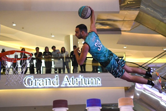 Pegiat akrobatik freestyle asal Hungaria, Face Team unjuk kebolehan dalam memasukkan bola dengan Slam Dunk di Mal Kota Kasablanka, Jakarta, Kamis (25/4/2024). Foto: M Risyal Hidayat/ANTARA FOTO