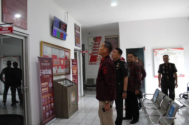 Kadivpas Kanwil Kemenkumham Jateng Kadiyono Meninjau Ruang Layanan Bapas Semarang