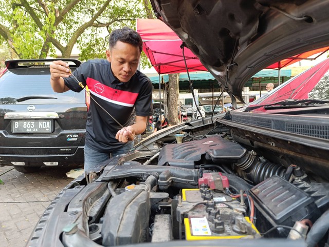 Marsus, Pemilik Mars Auto, Bengkel Spesialis Nissan di Cinere, Depok.
 Foto: Fitra Andrianto/kumparan