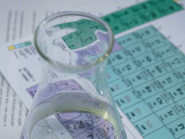 Ilustrasi rumus kimia suatu zat dan unsur-unsur penyusunnya. Sumber: www.unsplash.com