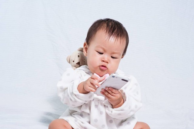 Bahaya screen time untuk bayi. Foto: Shutterstock/fishgrilll