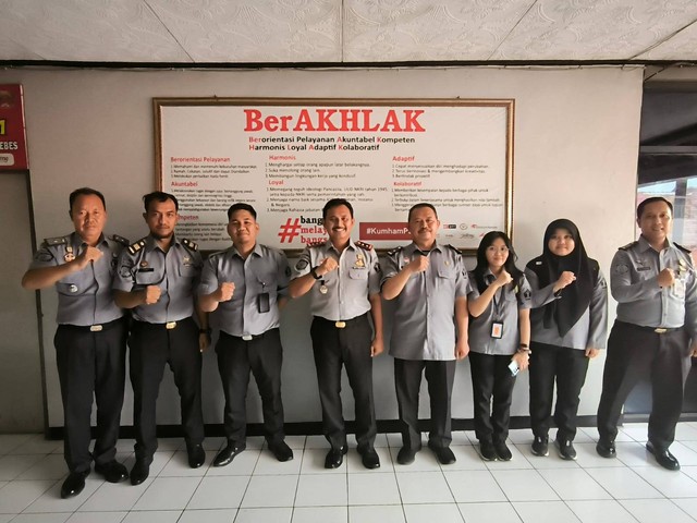 Kalapas Brebes Foto Bersama dengan Tim BMN Setjen Kemenkumham Republik Indonesia (Dok. Humas Lapas Brebes). 