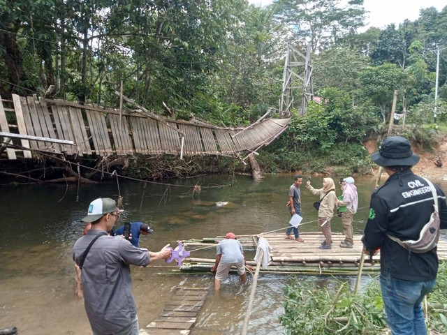 Dinas PU Sintang turun ke lokasi jembatan gantung Desa Sungai Sintang yang ambruk. Foto: Dok. Istimewa