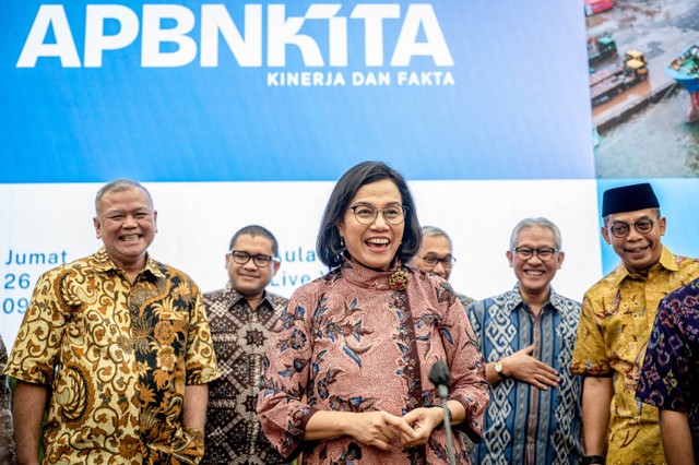 Menteri Keuangan Sri Mulyani (tengah) bercanda gurau dengan sejumlah pejabat Kementerian Keuangan sebelum konferensi pers APBN KiTa edisi April 2024 di Jakarta, Jumat (26/4/2024). Foto: Bayu Pratama S/ANTARA FOTO