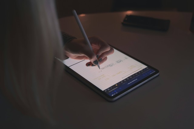 Ilustrasi tablet untuk kerja. Foto: Unsplash