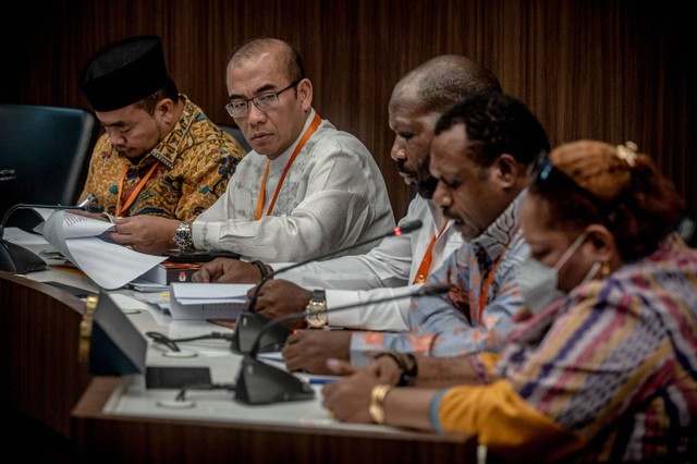 Para anggota KPU mengikuti sidang pemeriksaan dugaan pelanggaran Kode Etik Penyelenggara Pemilu (KEPP) dengan pihak pengadu Nus Wakerkwa di Gedung Dewan Kehormatan Penyelenggara Pemilihan Umum (DKPP), Jakarta, Jumat (26/4/2024). Foto: Aprillio Akbar/ANTARA FOTO