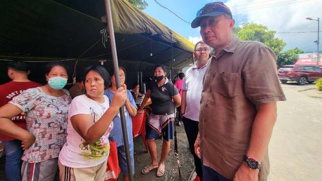 Anggota DPRD Sulawesi Utara, Toni Supit, saat mengunjungi posko pengungsian korban erupsi Gunung Ruang di Pulau Tagulandang, Kabupaten Sitaro.